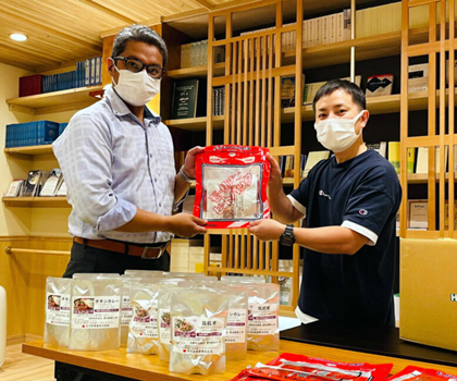 ラマダーン明けのお祝いに、ハラール認証和食を寄付しました